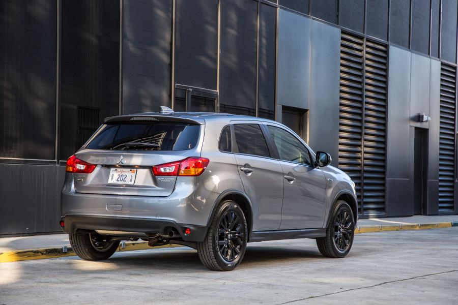  Mitsubishi Outlander Sport Limited Edition 2017 года  (фото 12 из 19)